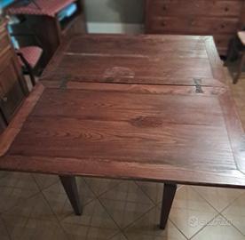 Tavolo apribile in legno massiccio