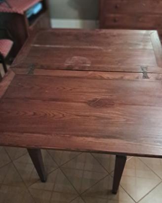 Tavolo apribile in legno massiccio