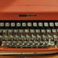 Lettera 32 Olivetti color corallo