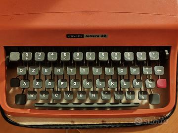 Lettera 32 Olivetti color corallo