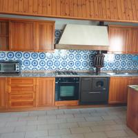 Cucina in legno massiccio.