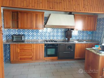 Cucina in legno massiccio.