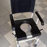 Sedia tipo comoda con rotelle per anziani disabili