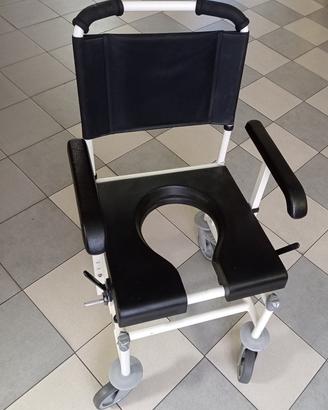 Sedia tipo comoda con rotelle per anziani disabili