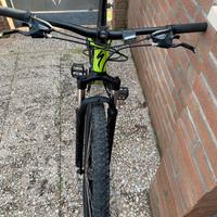 Bicicletta mountain bike