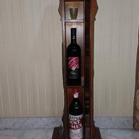 Colonna in legno massello con vano bar nascosto