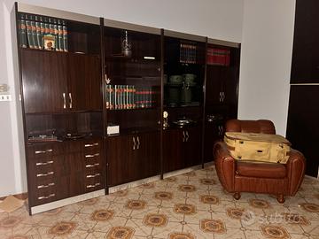 Libreria 4 ante con vetrine e cassetti e 2 poltron