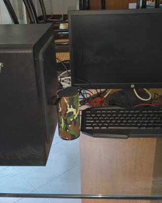 PC fisso con postazione inclusa