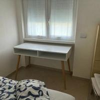 Scrivania in legno bianco e naturale – come nuova