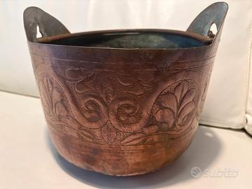 Antico paiolo in rame con rilievi