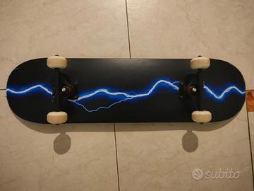 Skateboard professionale con set di protezioni