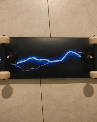 Skateboard professionale con set di protezioni