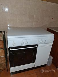 cucina con forno e porta bombola