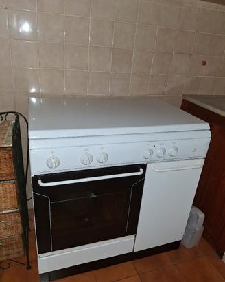 cucina con forno e porta bombola