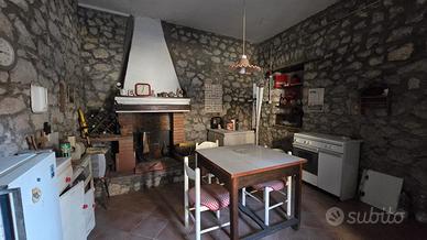 Casa con pietre a vista 