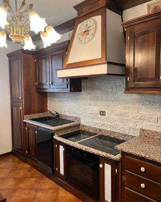 cucina legno e marmo