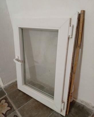 FINESTRA 1 ANTA IN PVC doppia camera usata 80x60cm