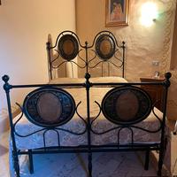 Letto in ferro battuto antico