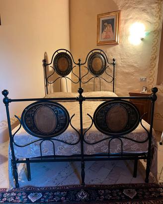 Letto in ferro battuto antico