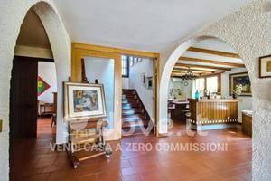 Casa indipendente di 276 m² con più di 5 locali a 
