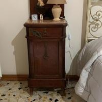 Comodini in legno con appoggio in marmo