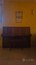 pianoforte Steinberg a muro in legno marrone