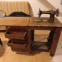 macchina da cucire Singer con mobiletto 
