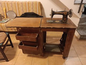 macchina da cucire Singer con mobiletto 