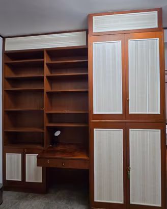 Armadio su misura, con libreria e tavolo