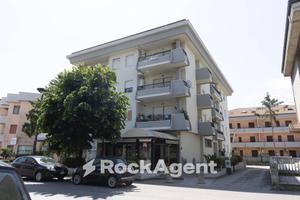 TRILOCALE A REDDITO A SOLI 350 METRI DAL MARE