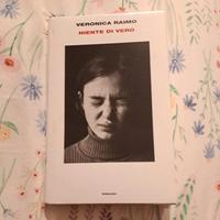 Libro "Niente di Vero" di Veronica Raimo 