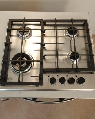 Cucina moderna con forno elettrico e piano a gas