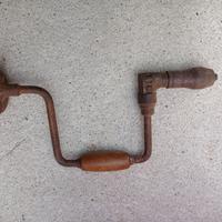 Antico trapano a mano