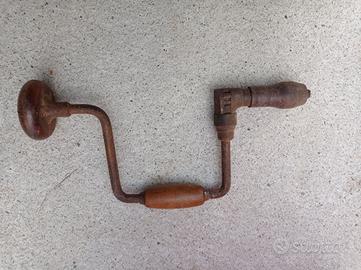 Antico trapano a mano