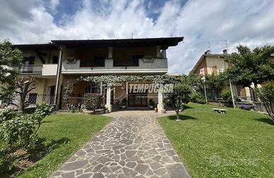 Villa Bifamiliare a Capriolo 5 locali