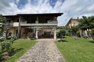 Villa Bifamiliare a Capriolo 5 locali