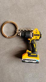 Portachiavi a forma di trapano DeWalt.