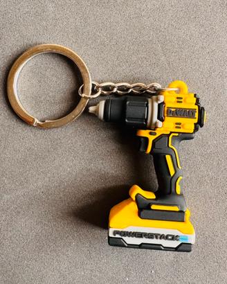 Portachiavi a forma di trapano DeWalt.