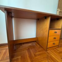 Scrivania in legno
