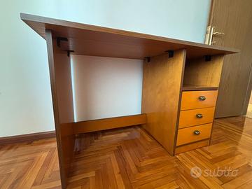 Scrivania in legno