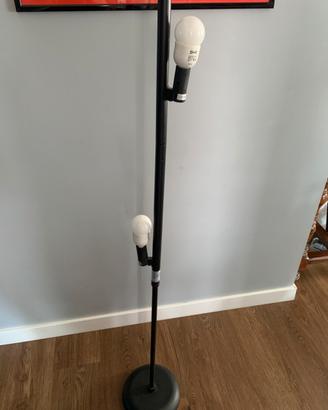 Lampada IKEA da terra senza rivestimento