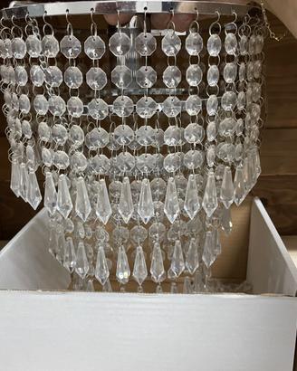 Lampadario con gocce di cristallo materiale trasp