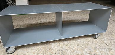 Mobiletto in ferro verniciato argento con ruote