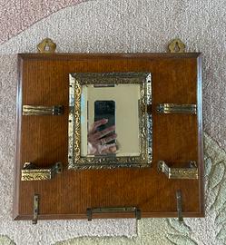 Antico specchio da barba