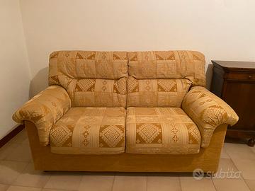 Divano due posti in tessuto ottim stato