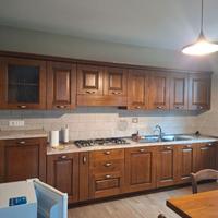 Cucina in noce con elettrodomestici