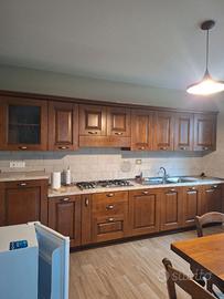 Cucina in noce con elettrodomestici