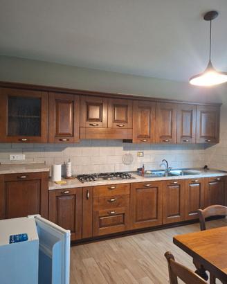 Cucina in noce con elettrodomestici