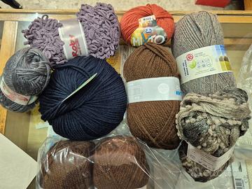 Stock lana 50 gomitoli circa – 30€ in blocco