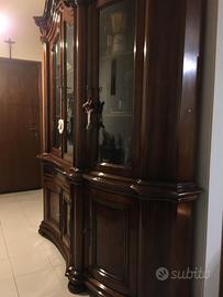 Splendida credenza con vetrina in legno massiccio